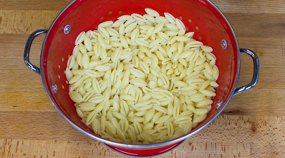 Cook the pasta Cook the pasta