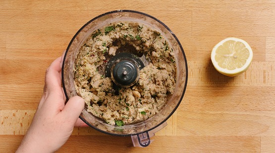 Prepare the burger mix Prepare the burger mix
