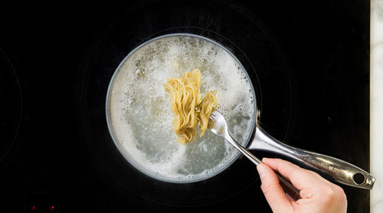 Cook the noodles Cook the noodles