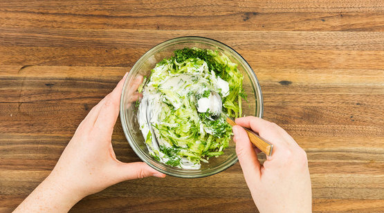 Mix the tzatziki sauce Mix the tzatziki sauce