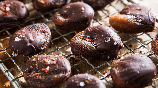 Vegan_Chocolate_Dipped_Spiced_Apricots_Step_1 Vegan_Chocolate_Dipped_Spiced_Apricots_Step_1