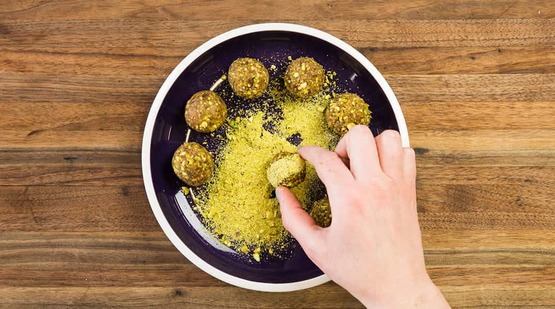 Vegan_Pistachio_Date_Balls_Step_2 Vegan_Pistachio_Date_Balls_Step_2
