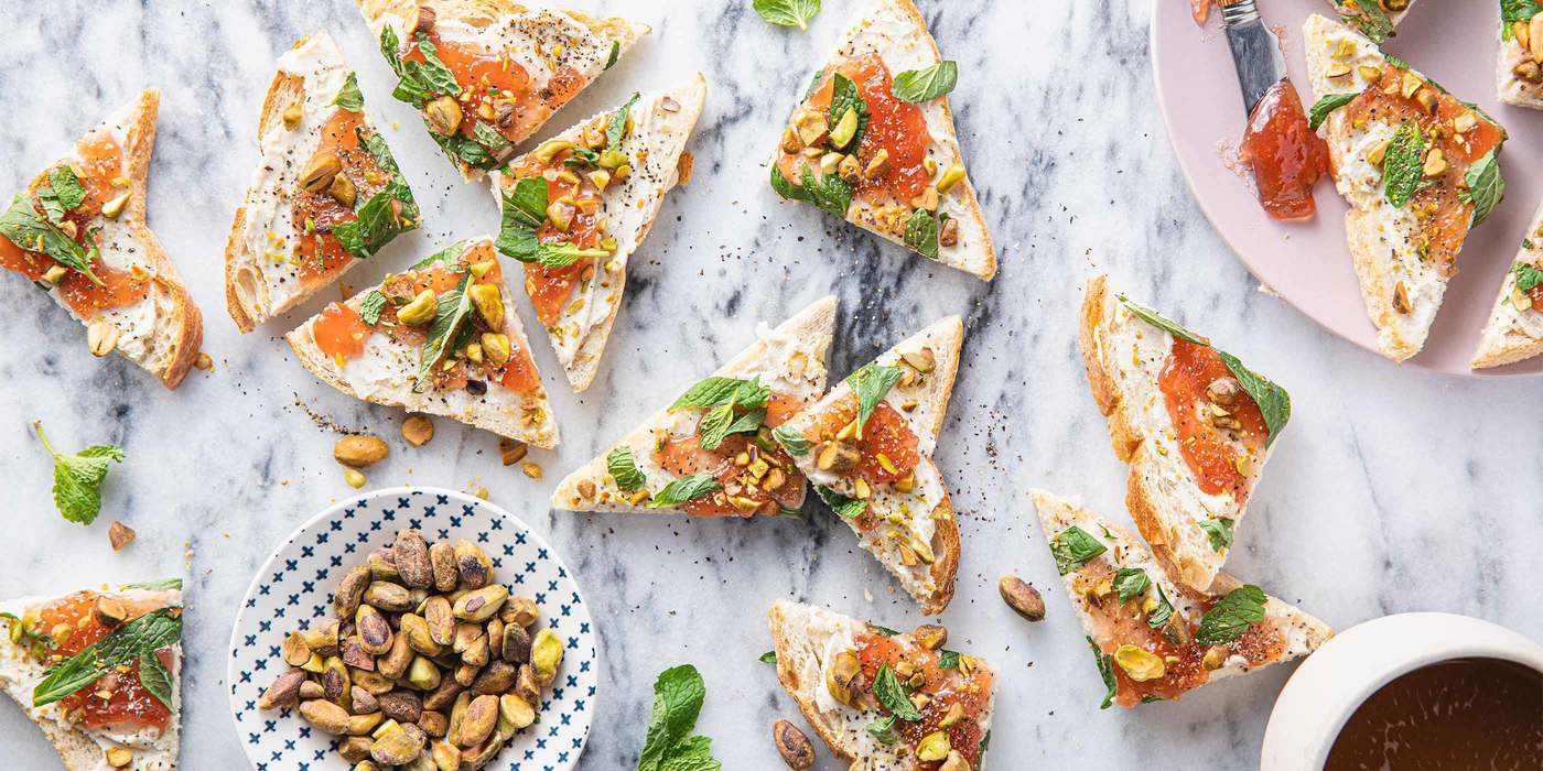 1400 700 vegan strawberry cream cheese toasts with fresh mint pistachios horizontal