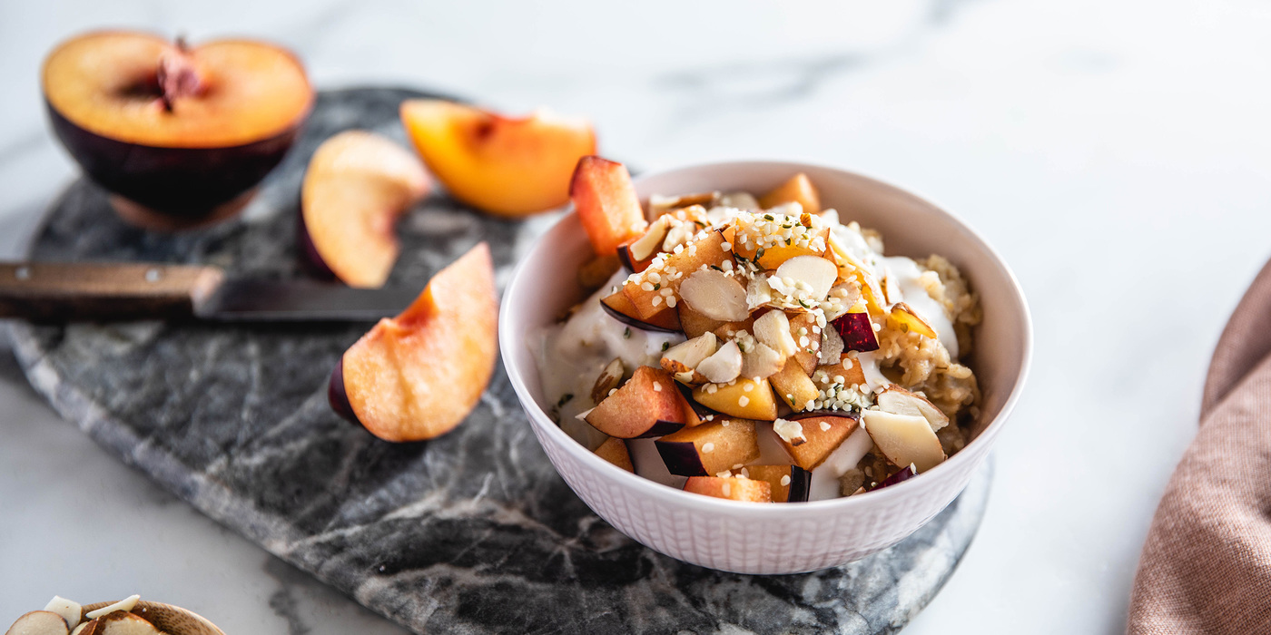 Cinnamon Overnight Oats with Vanilla Yogurt & Plums Cinnamon Overnight Oats with Vanilla Yogurt & Plums