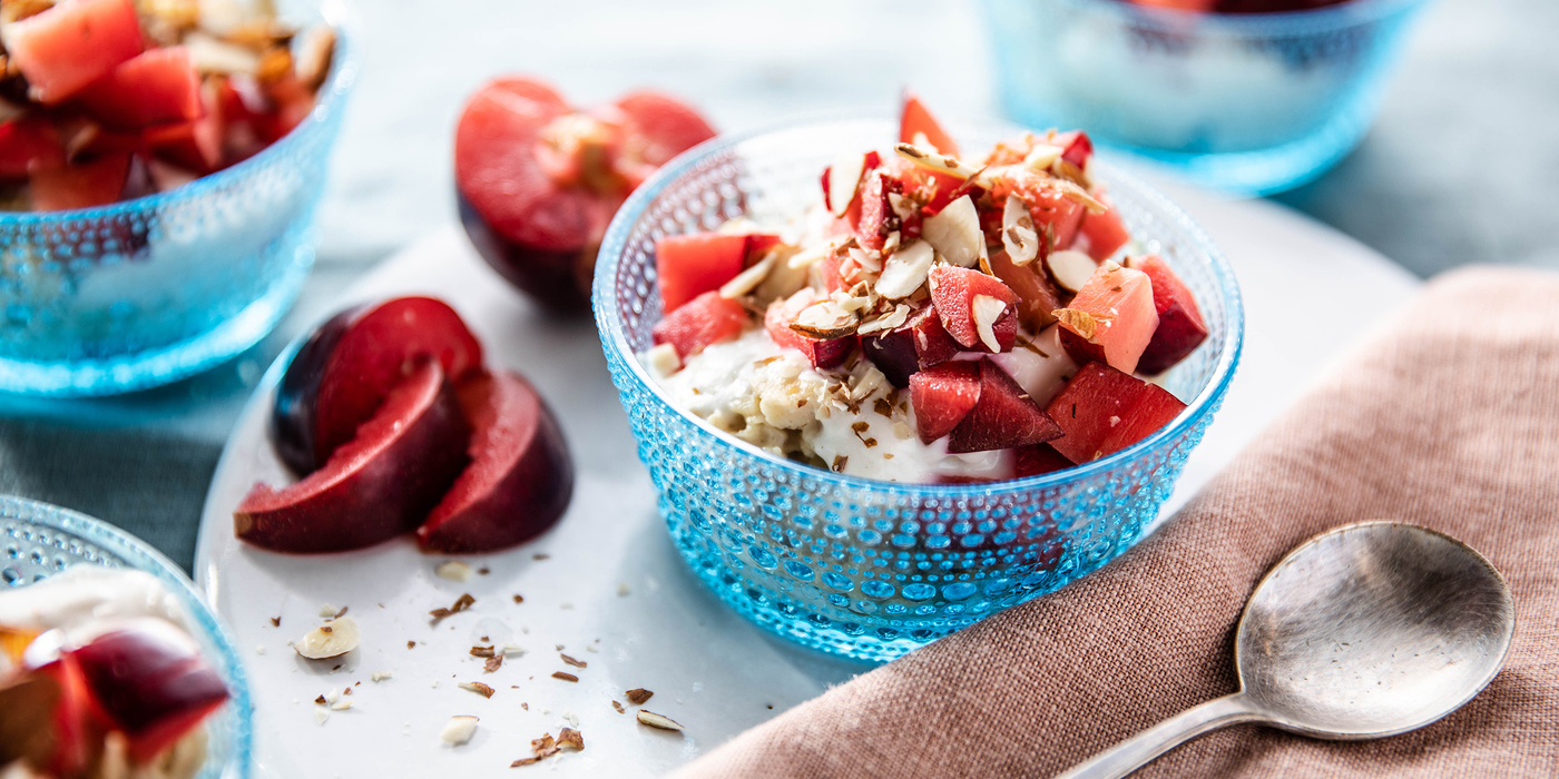 Cinnamon Overnight Oats with Vanilla Yogurt & Plums Cinnamon Overnight Oats with Vanilla Yogurt & Plums