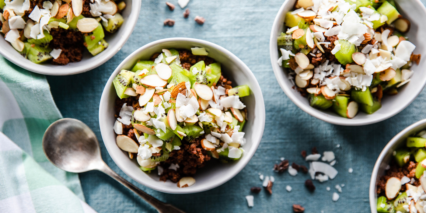 Chocolate Quinoa Bowls with Kiwi & Sliced Almonds Chocolate Quinoa Bowls with Kiwi & Sliced Almonds